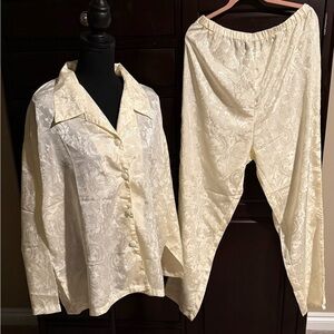 Luxurious Cream Floral Women's Pajama Set